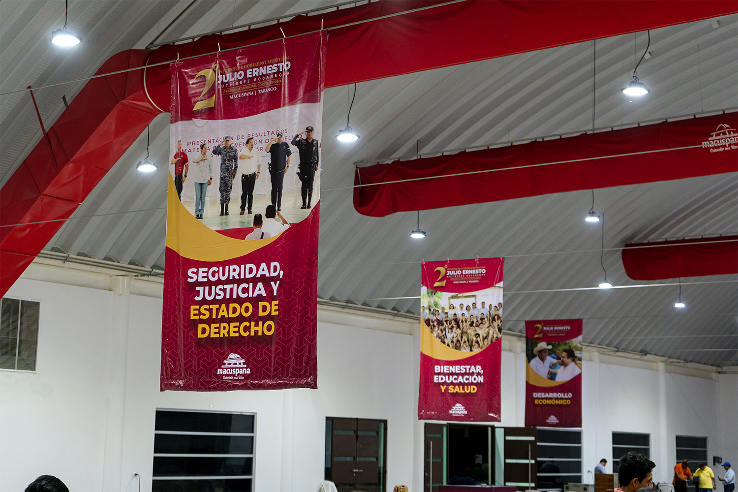 Pendones colgantes con el diseño gráfico de los ejes de gobierno, impresos e instalados para el evento.