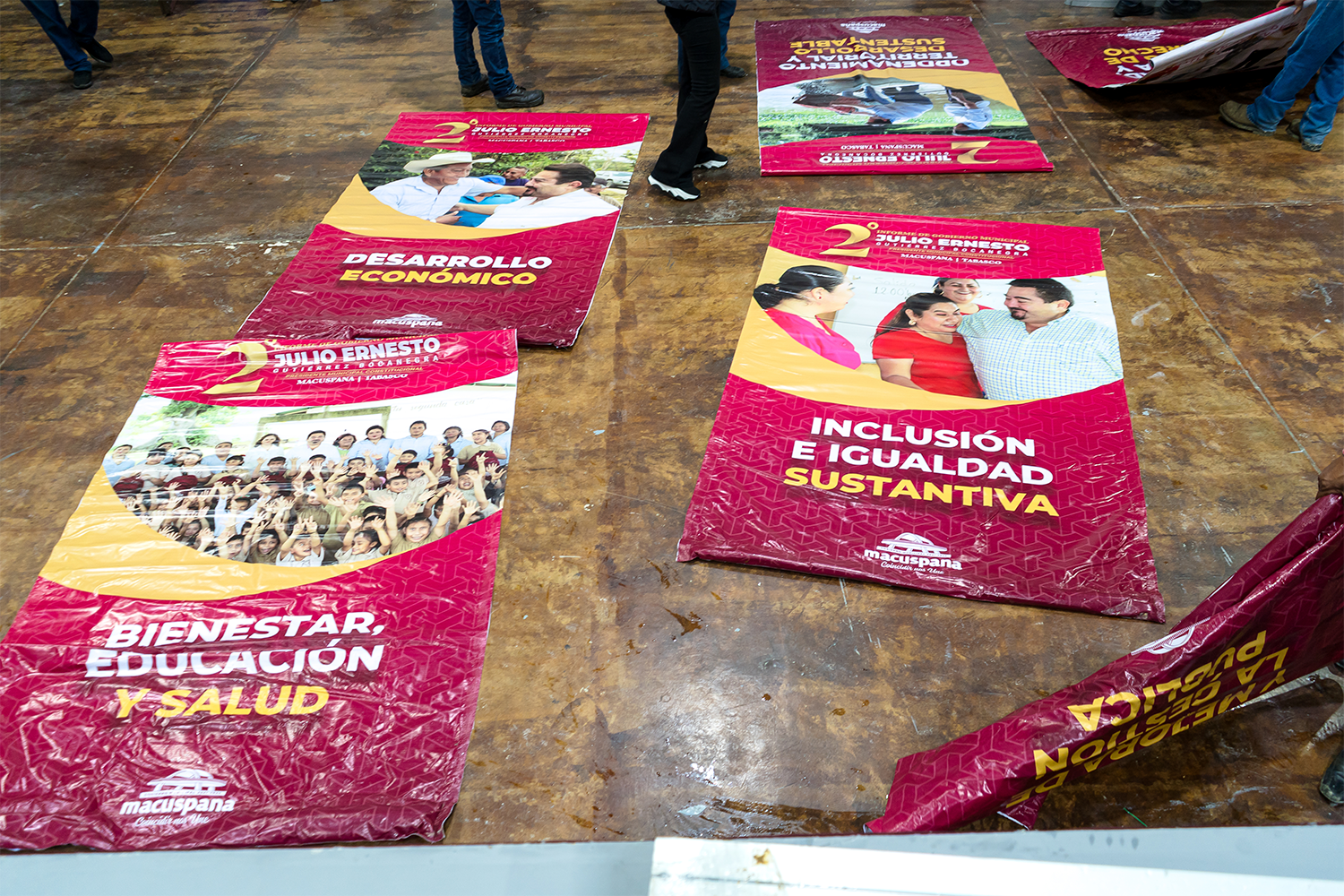 Lonas impresas con los temas del informe listas en el suelo para su posterior montaje.