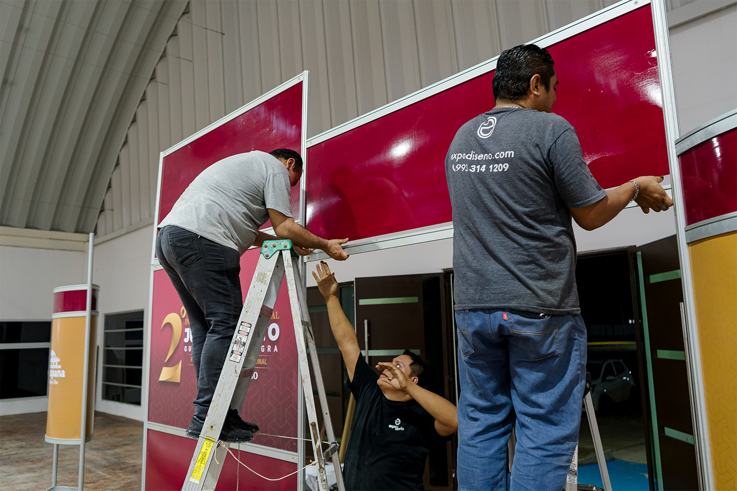 Arco de acceso y bienvenida al escenario, diseñado por Expodiseño con la identidad gráfica del informe.