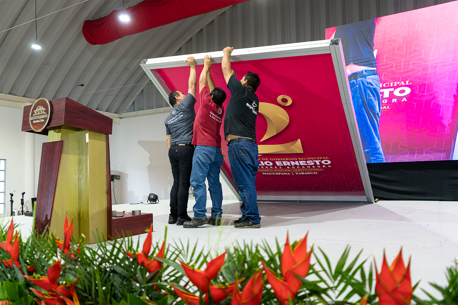 Equipo de Expodiseño durante montaje de los páneles y la escenografía del informe de gobierno.