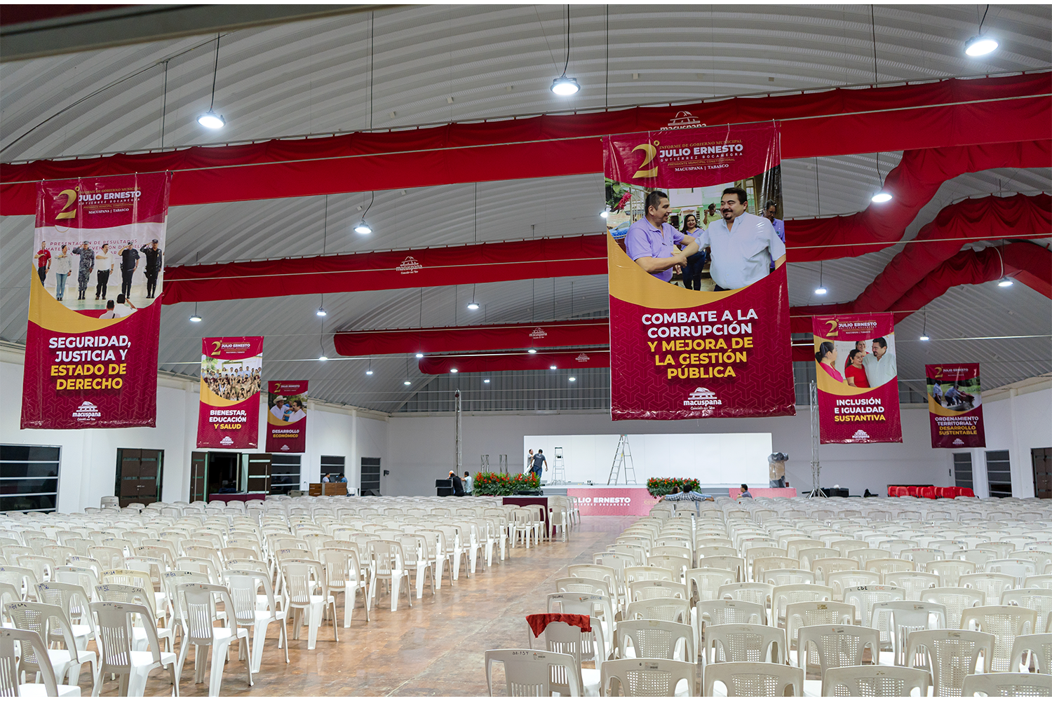 Vista panorámica del recinto preparado con sillería y pendones antes de la llegada de los asistentes.